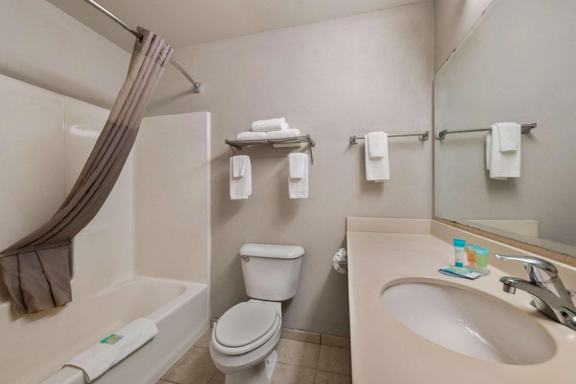 Rodeway Inn & Suites Tomahawk Exterior foto
